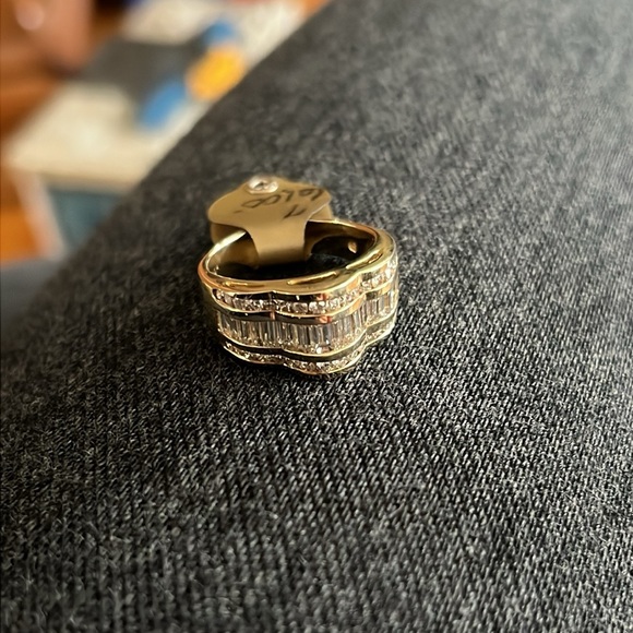 Beautiful! Brand New! Hayes Jewelers Anni/Wedding Band - 14K + Diamonds! - Picture 6 of 7